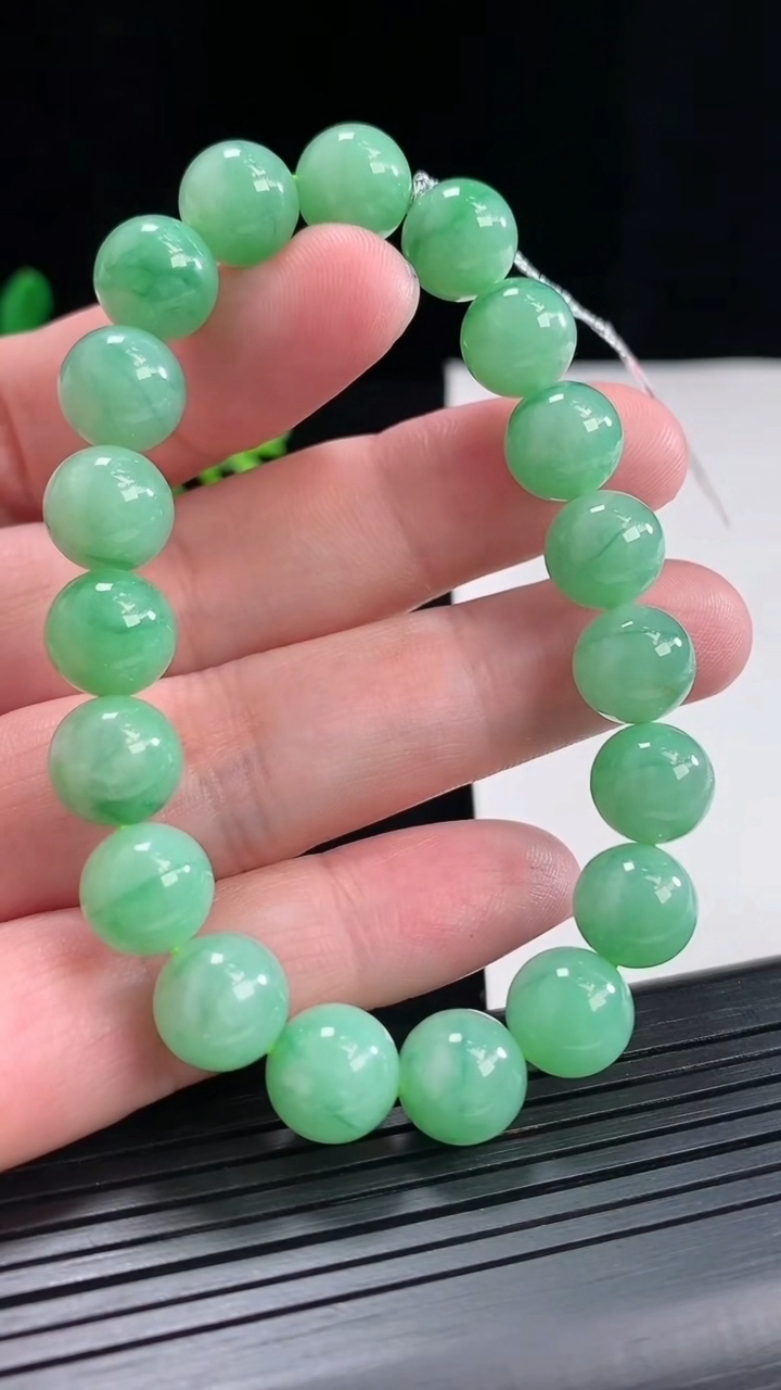 天然A货翡翠圆珠手串，尺寸10-19颗重量:32.84g4月26日
工厂直销收藏佳品,种好水足，色泽均匀，有种有色，上手高大气！