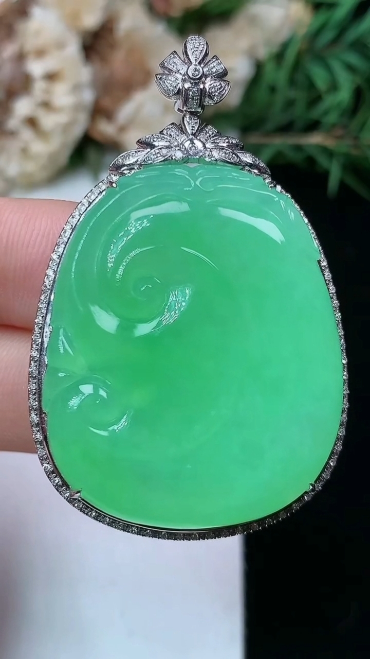 天然A货翡翠如意吊坠，尺寸46.5-29.9-7.9
4月26日