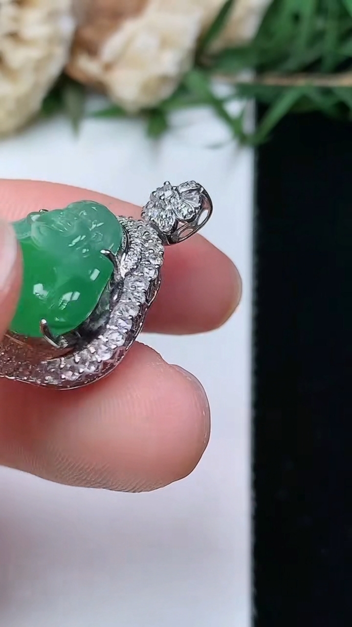 天然A货翡翠佛公吊坠，尺寸24.2-20.8-10.2，裸石12.9-18，重量:4.49g
4月26日