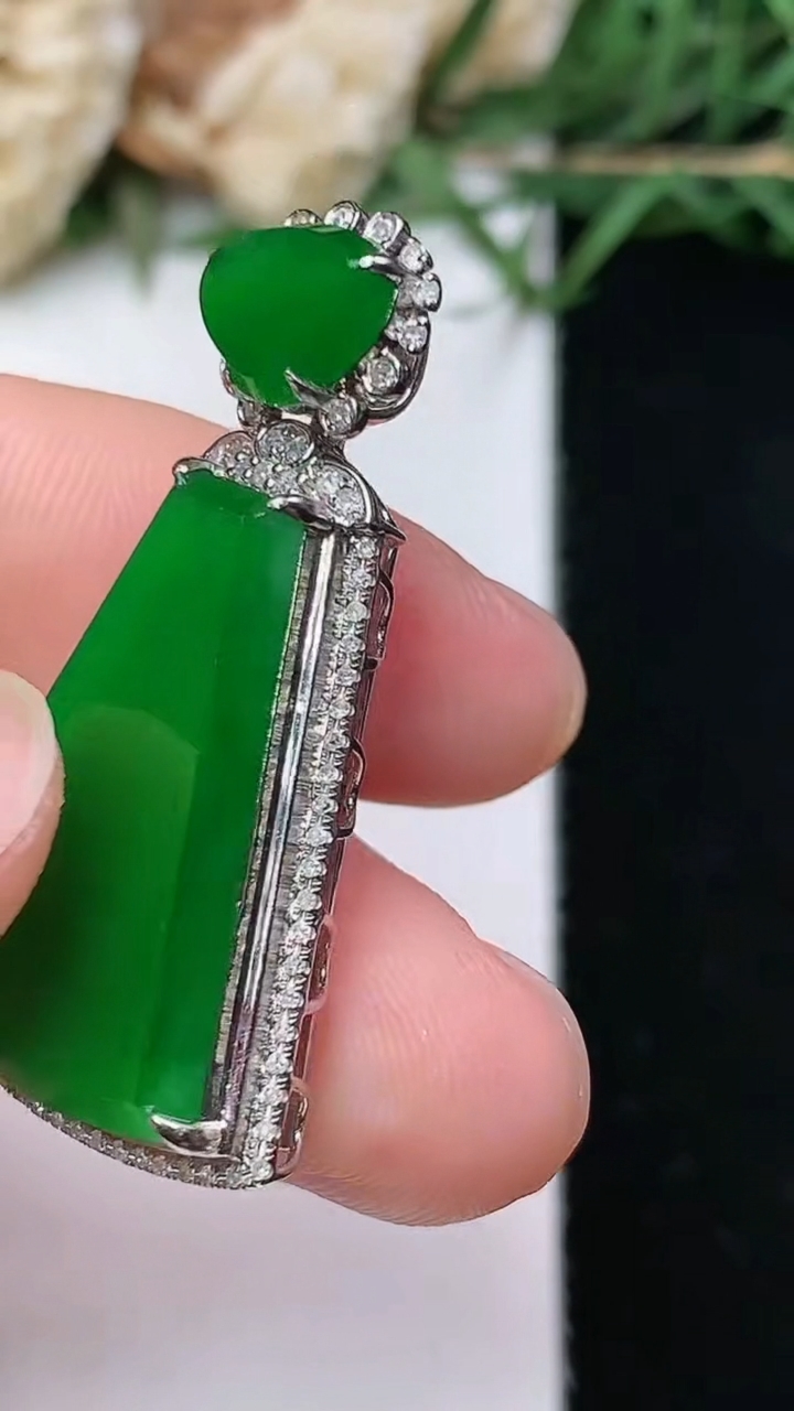 天然A货翡翠无事牌吊坠，尺寸34.2-19.5-7，裸石22-15.6，重量:4.40g
4月26日