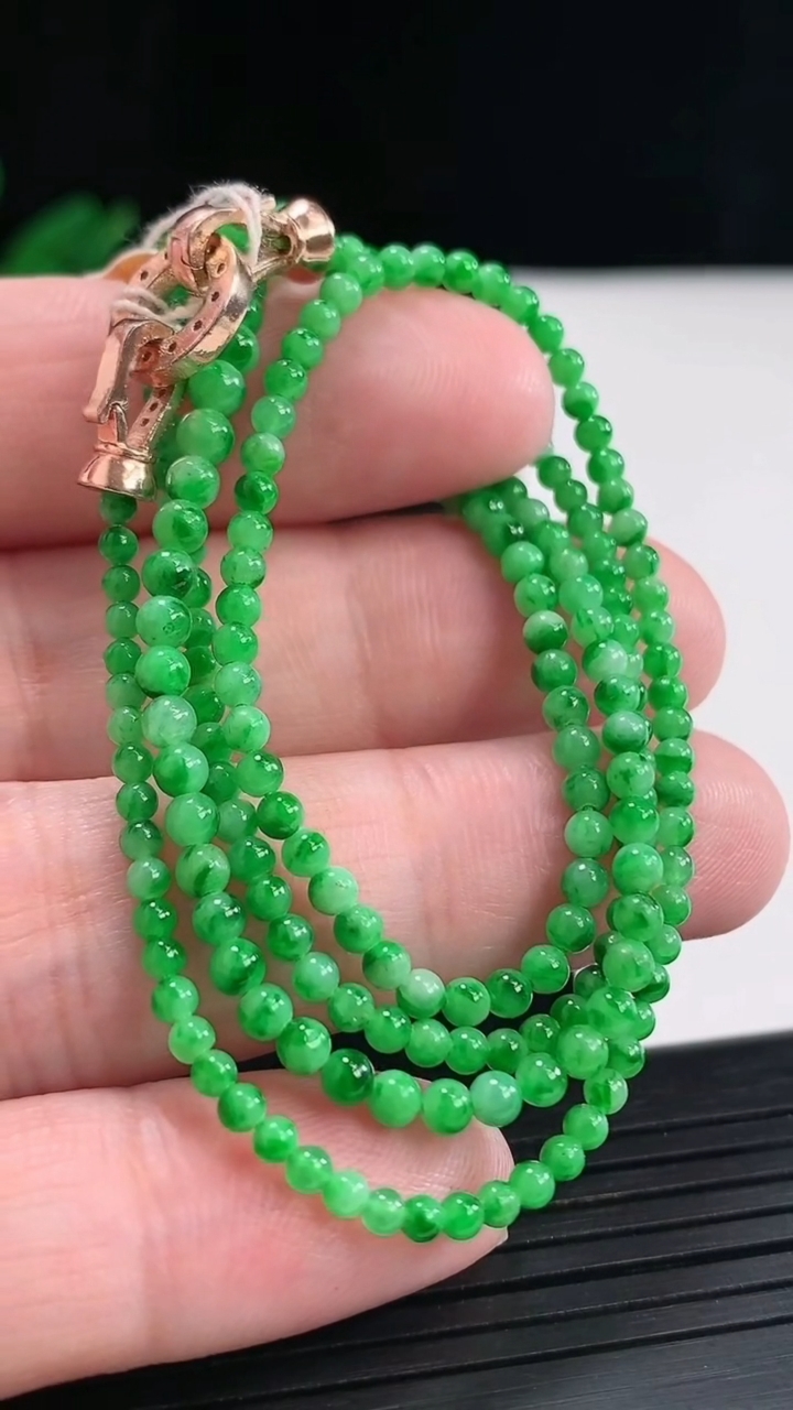 天然A货翡翠圆珠项链，尺寸2.5-209颗重量:8.55g
4月26日