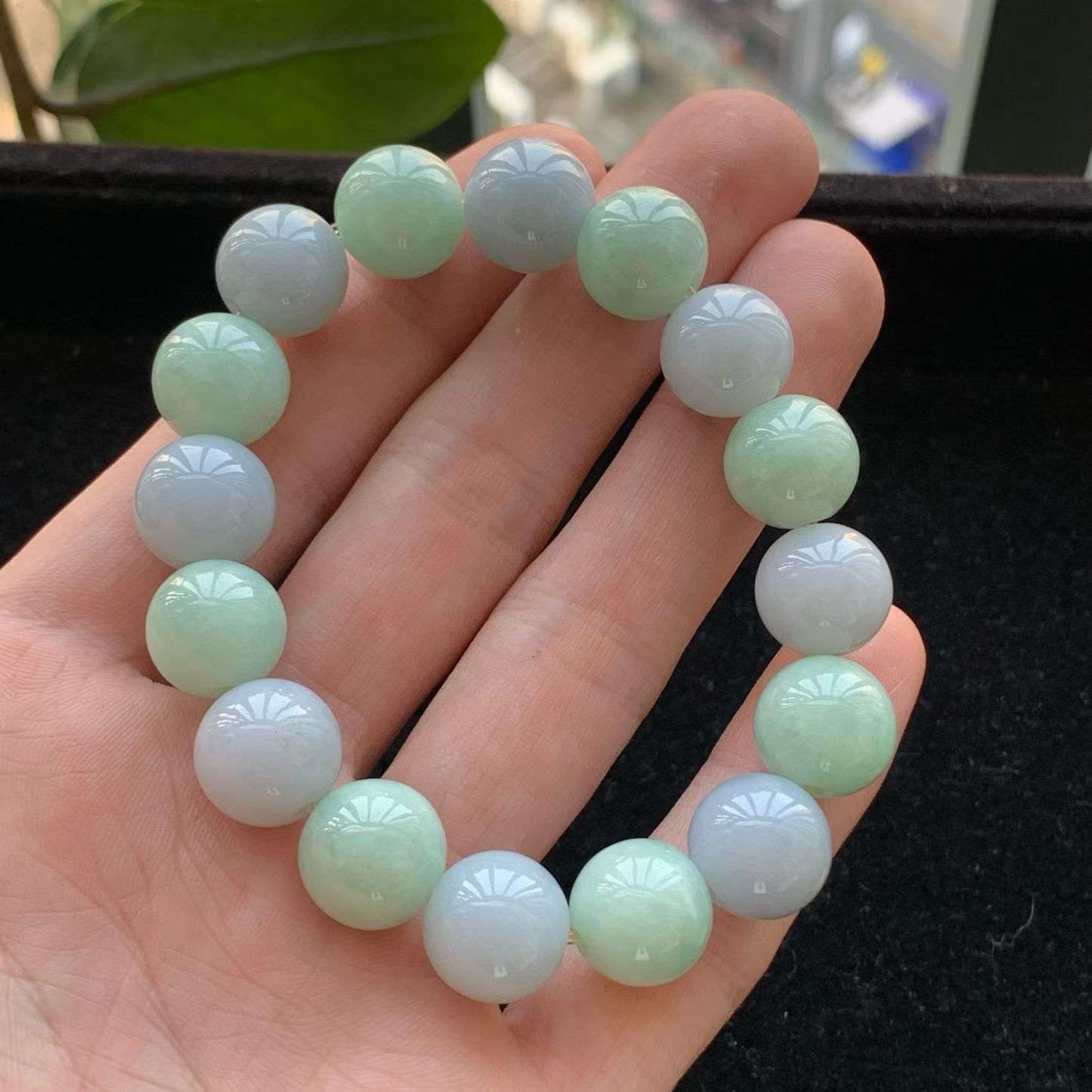 A货天然翡翠冰糯种双彩手串重量58.22
4月26日