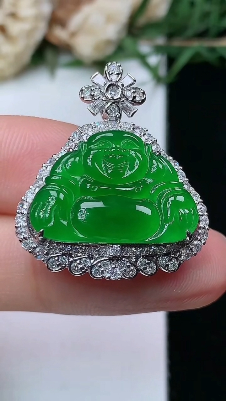 天然A货翡翠佛公吊坠，尺寸27.8-23-9，裸石13.5-19.5，重量:5.48g
4月26日