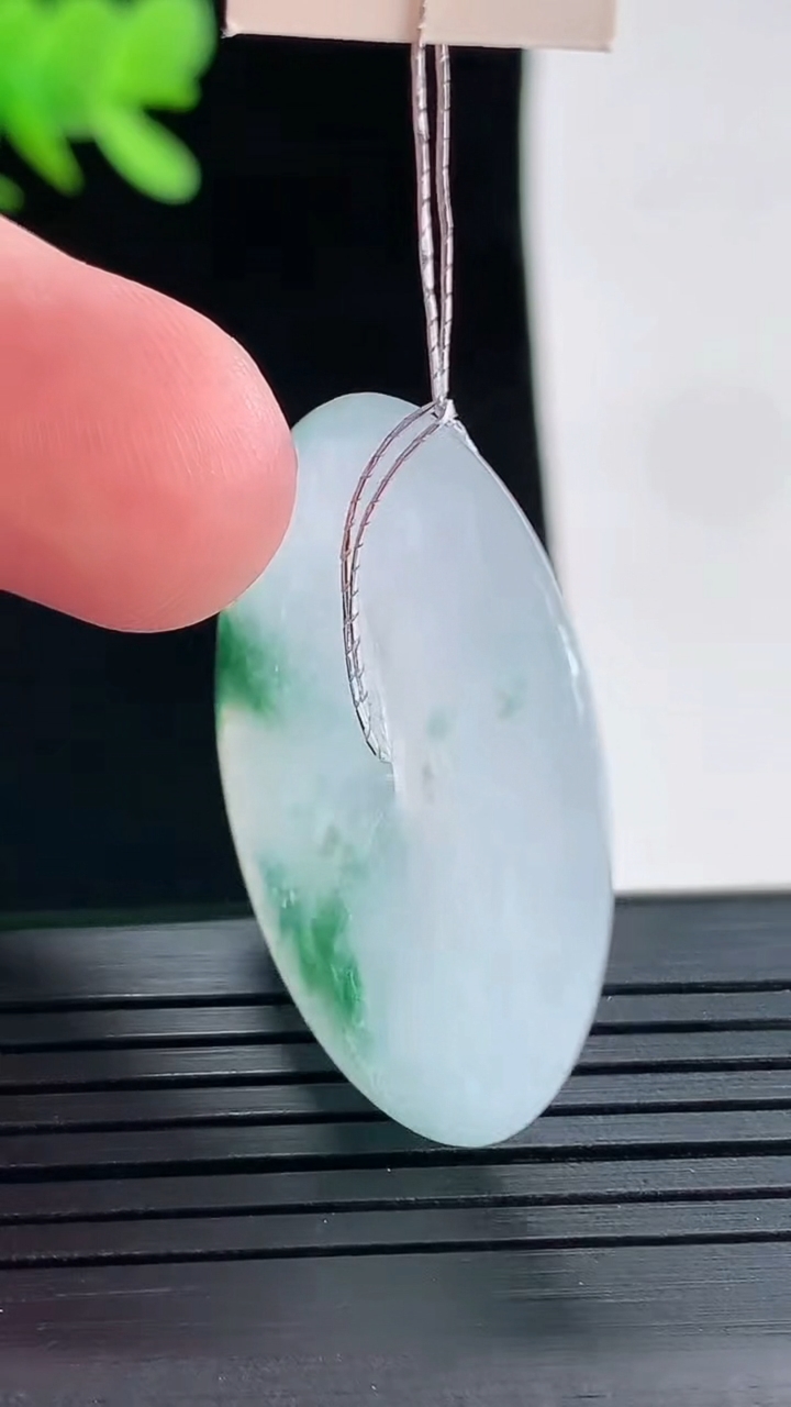 天然A货翡翠种飘花平安扣吊坠，尺寸32.6-5.2重量:12.38g
4月26日