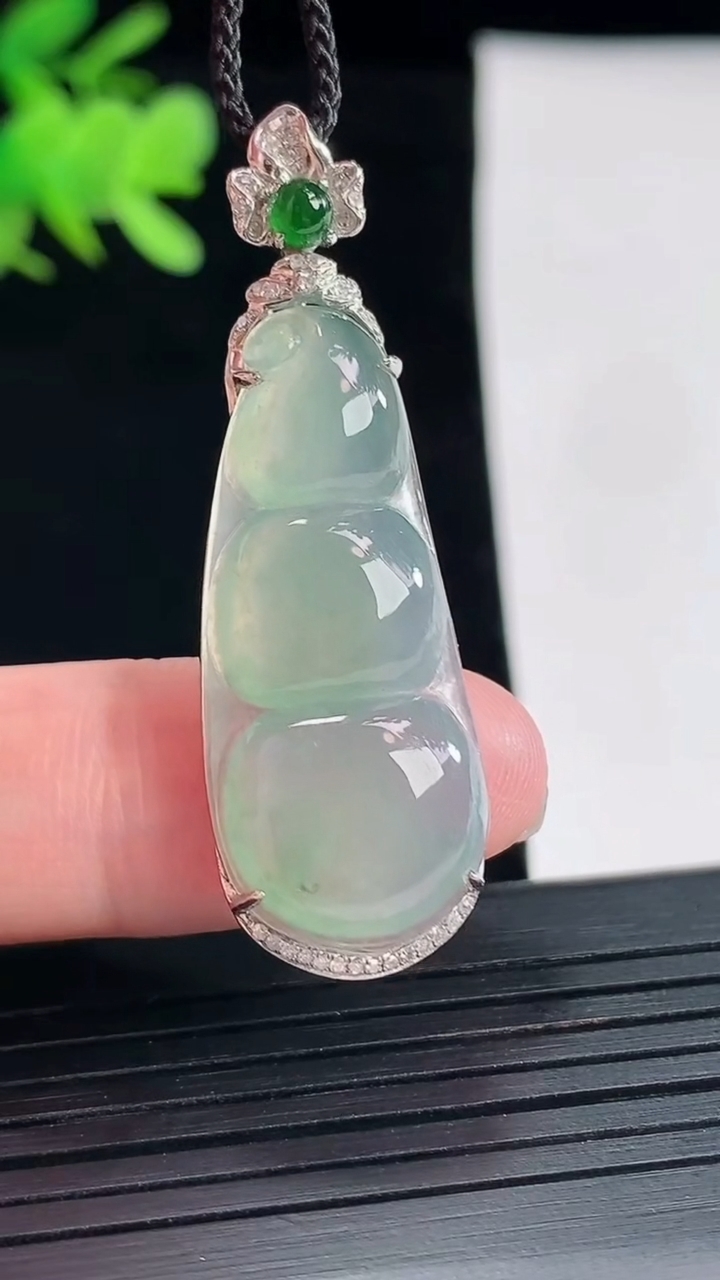 天然A货翡翠福豆吊坠，尺寸45-14-6.2，裸石33-15重量:5.43g
4月26日