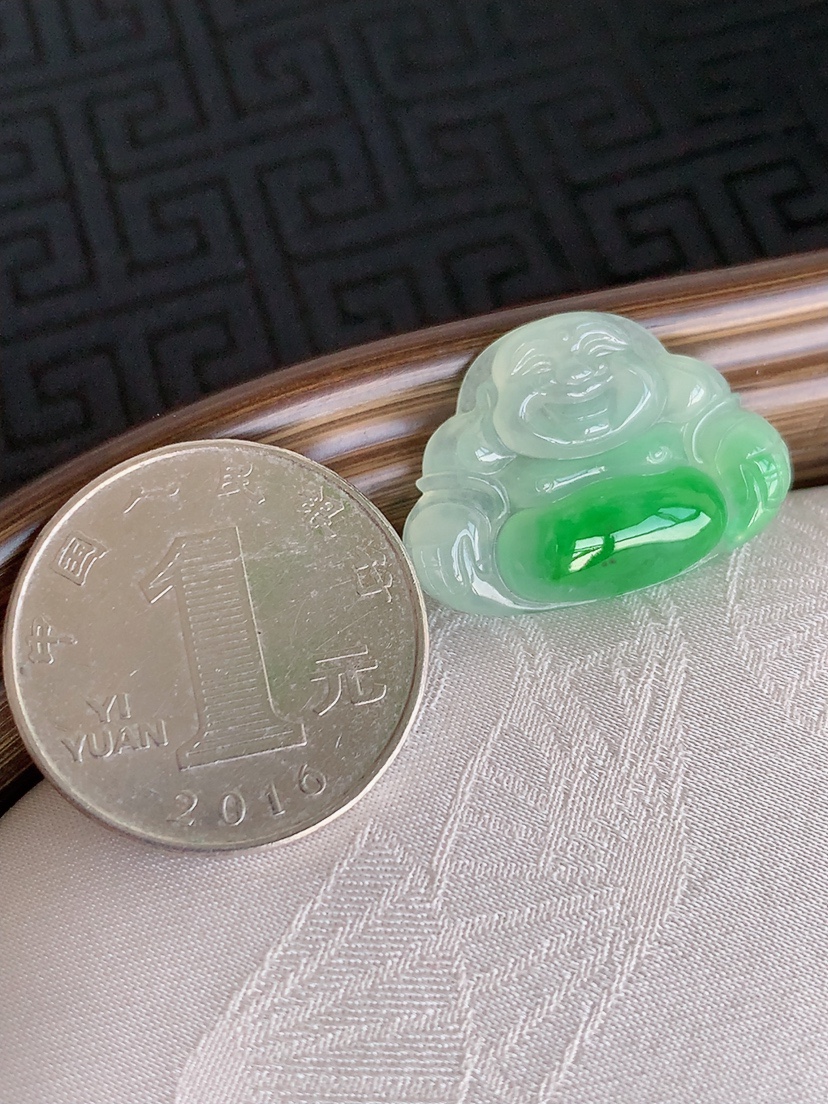 天然A货翡翠飘绿佛公镶嵌件 
尺寸18-25-5mm 重量3.93g 0425