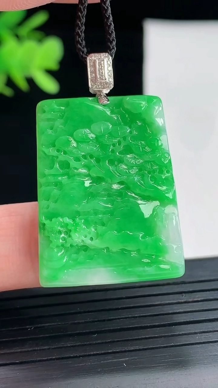 天然A货翡翠山水牌吊坠，尺寸31-24-3.5重量:7.16g
4月26日