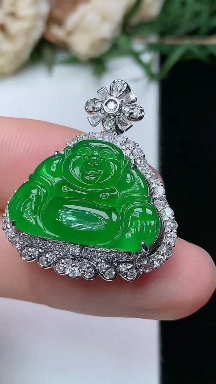 天然A货翡翠佛公吊坠，尺寸27.8-23-9，裸石13.5-19.5，重量:5.48g
4月26日