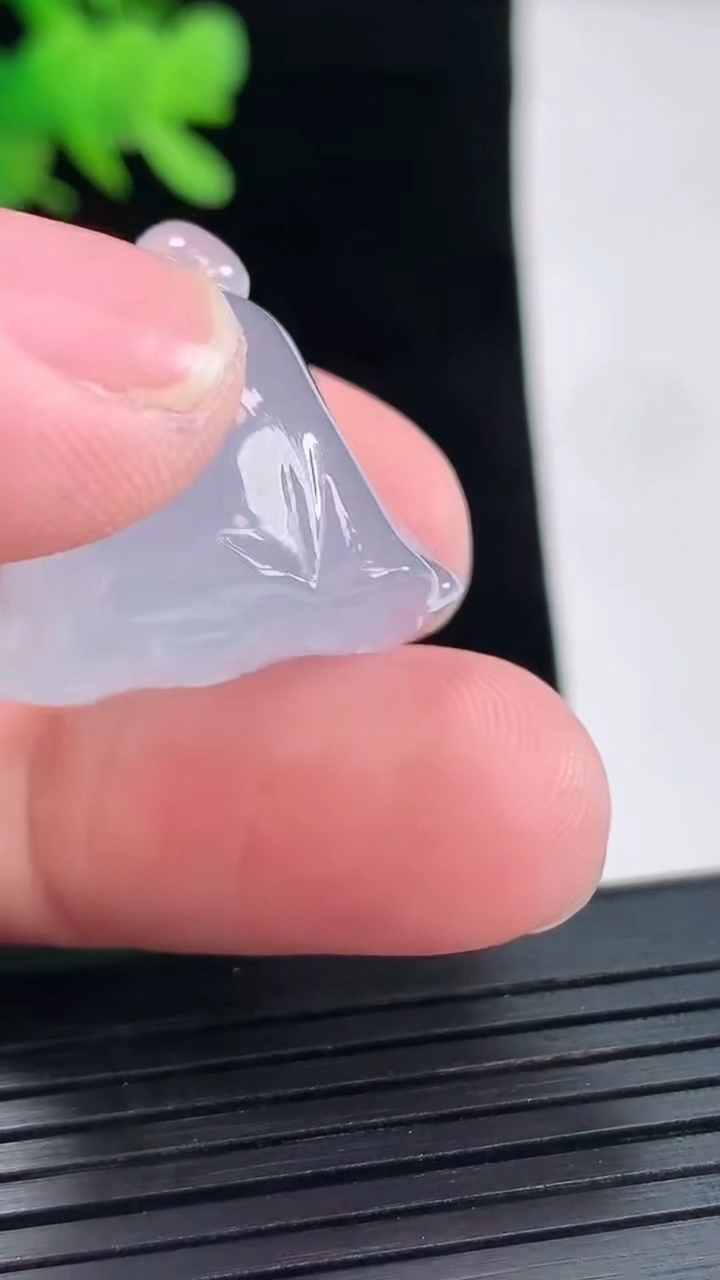 天然A货翡翠种紫罗兰莲蓬吊坠，尺寸21.5-24-16.6重量:11.53g
4月26日