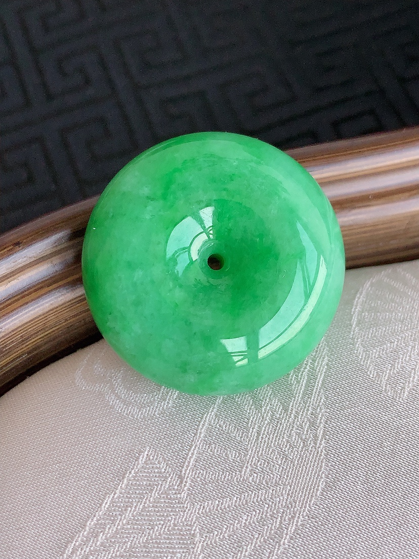 天然A货翡翠满绿平安扣吊坠 
尺寸27.5-12.6mm 重量21.15g 0425