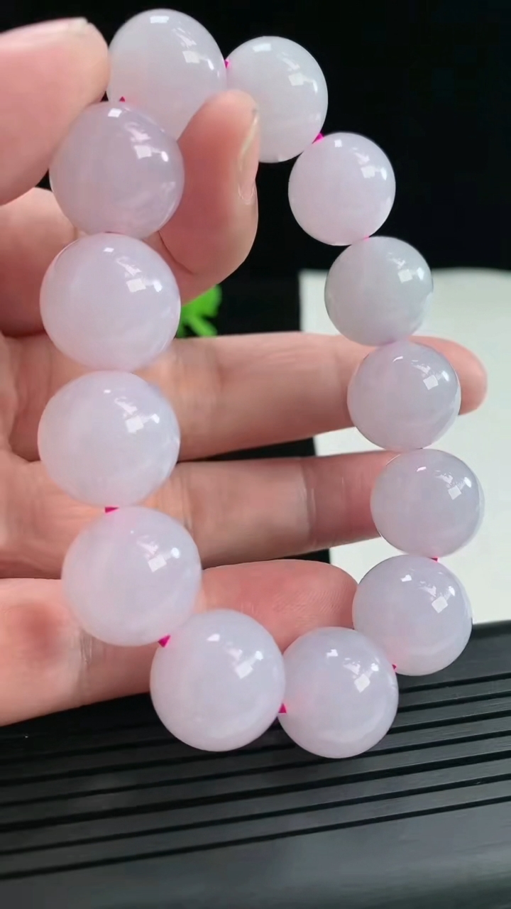 天然A货翡翠紫罗兰圆珠手串，尺寸15.5-13颗重量:86.79g4月26日
工厂直销收藏佳品,种好水足，色泽均匀，有种有色，上手高大气！