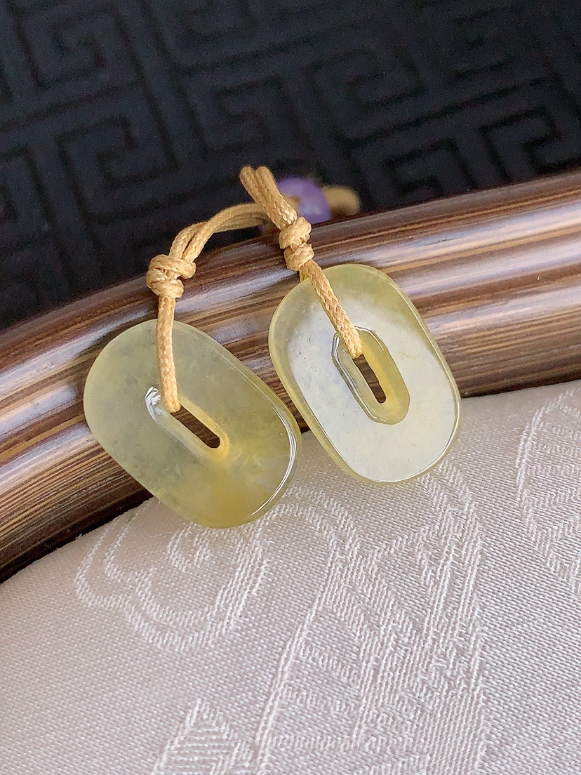 天然A货翡翠黄翡平安环吊坠一对 
尺寸15.8-10.7-1.8mm 重量2.62g 0425