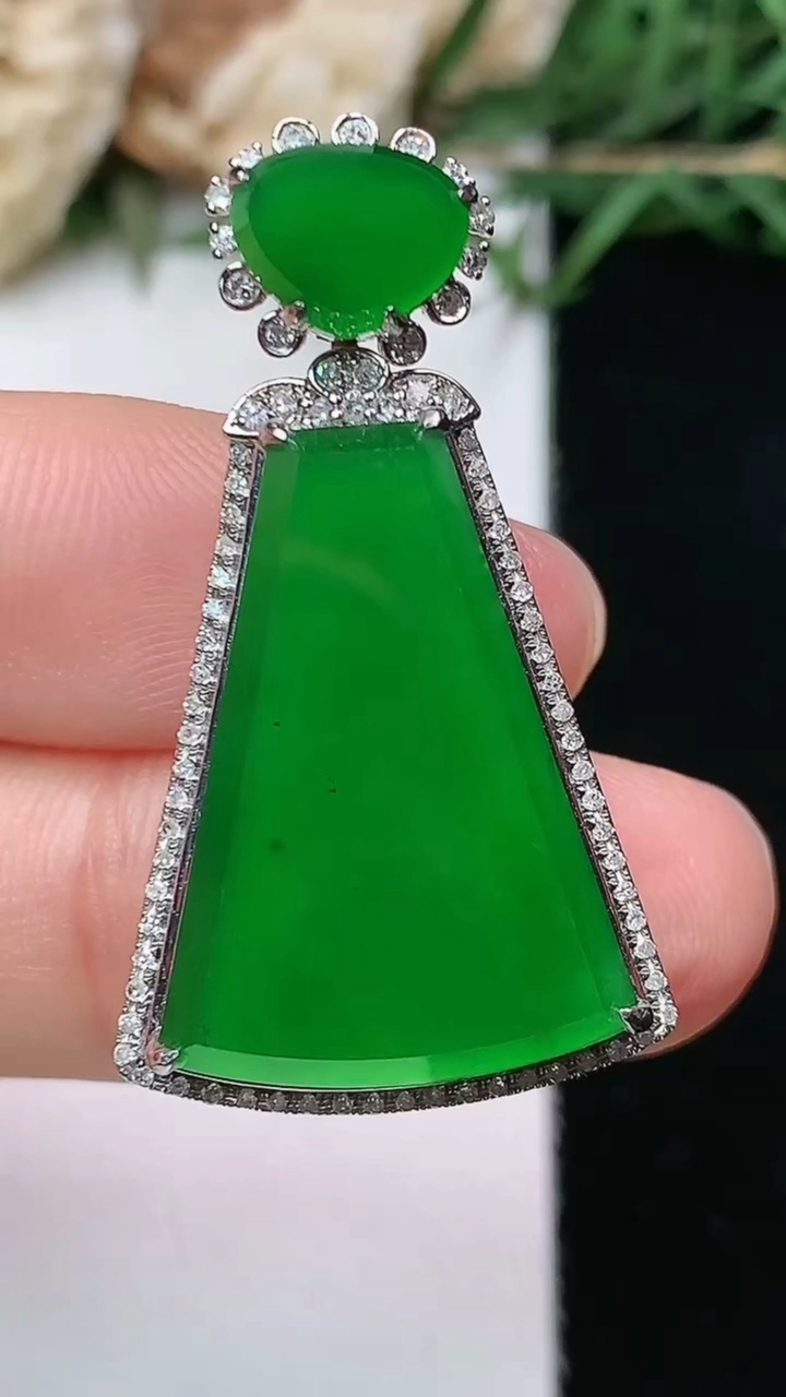 天然A货翡翠无事牌吊坠，尺寸34.2-19.5-7，裸石22-15.6，重量:4.40g
4月26日