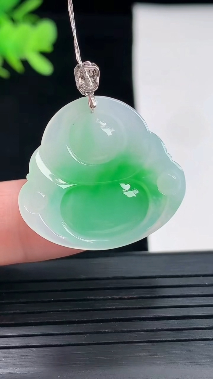 天然A货翡翠佛公吊坠，尺寸25-28-5.6重量:6.35g
4月26日