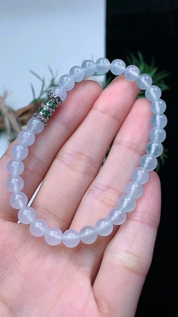 天然A货翡翠白冰圆珠手串，尺寸5.7-30颗，重量:11.38g4月26日
工厂直销收藏佳品,种好水