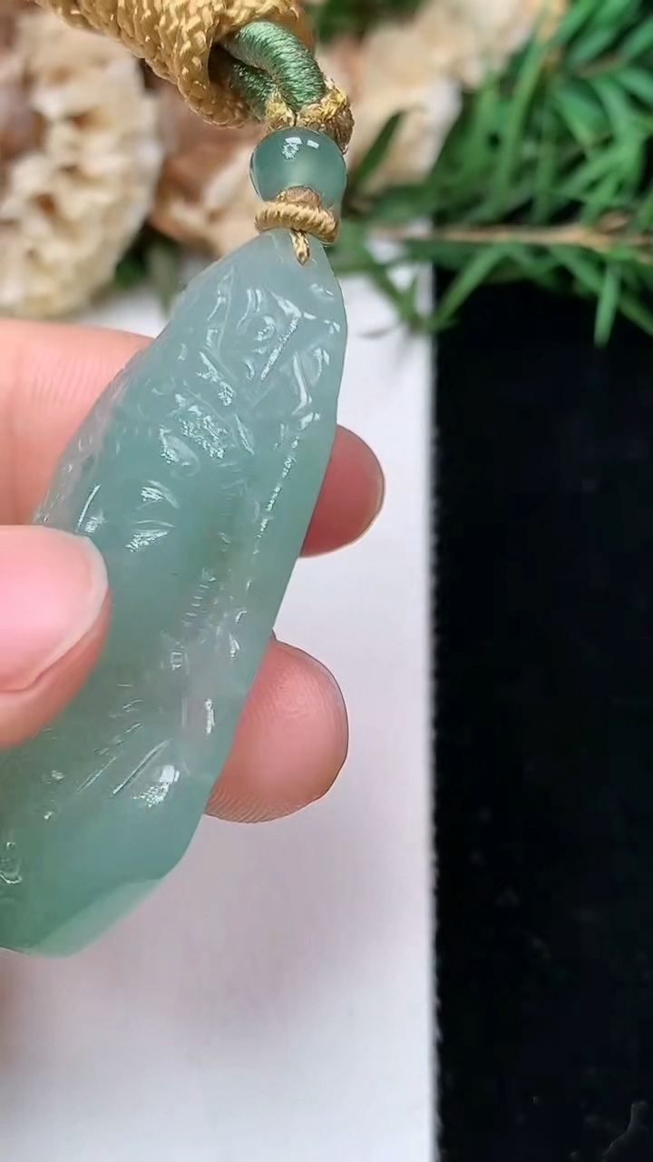 天然A货翡翠观音头吊坠，尺寸43.6-24-6.6，重量:15.13g
4月26日