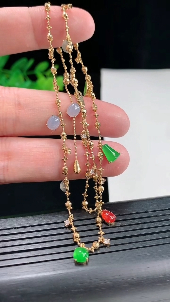 天然A货翡翠18k金三彩蛋面项链吊坠，尺寸5.5-5-3重量:6.03g
4月26日