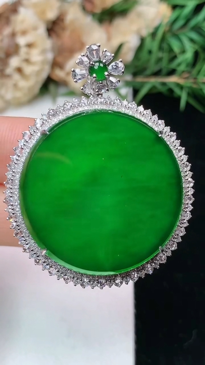 天然A货翡翠无事牌吊坠，尺寸42.5-33.7-11.6，裸石28，重量:12.52g
4月26日