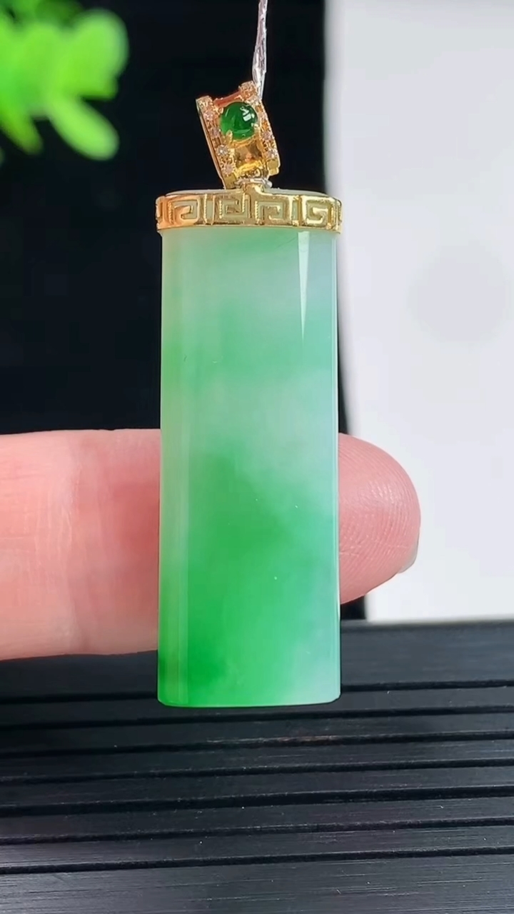 天然A货翡翠无事牌吊坠，尺寸32.5-11.5-4.5重量:5.67g
4月26日