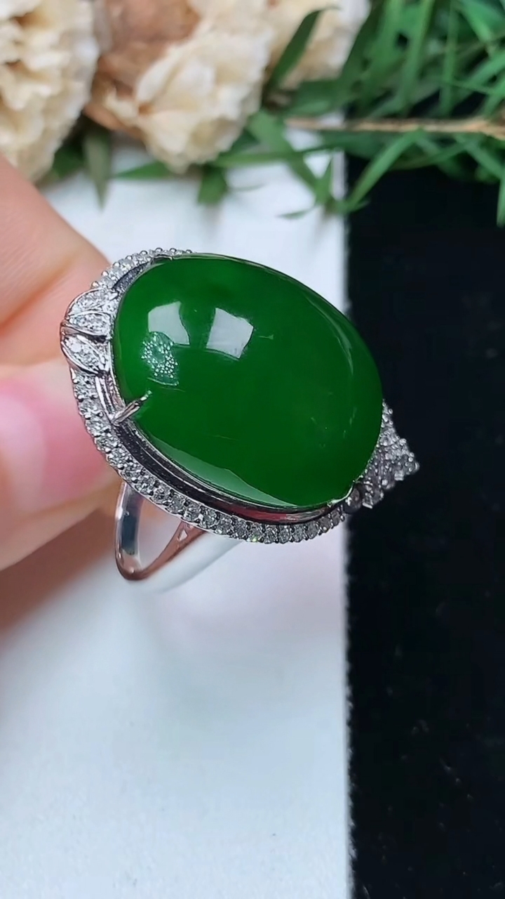 天然A货翡翠蛋面戒指 吊坠两用款，尺寸16.7-21.7-17.7，重量:10.98g2026年4月26日
工厂直销收藏佳品,种好水足，色泽均匀，有种有色，上手高大气！