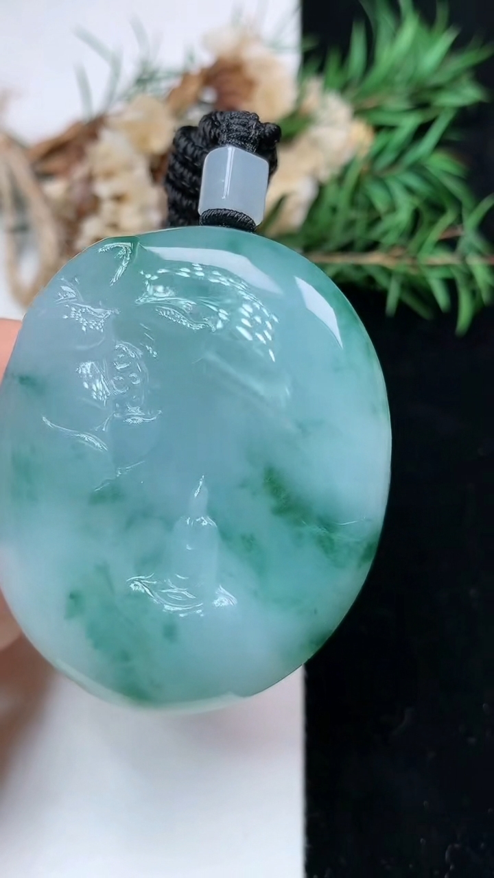 天然A货翡翠飘花悟道吊坠，尺寸49.6-41.8-12.3，重量:66.82g
4月26日