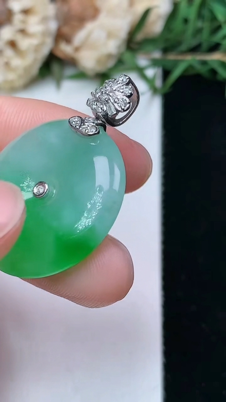 天然A货翡翠平安扣吊坠，尺寸24.2-4.8，重量:7.19g
4月26日