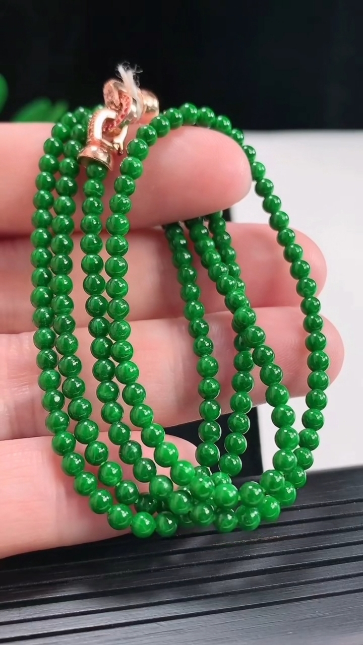 天然A货翡翠圆珠项链，尺寸3.2-190颗重量:11.96g
4月26日