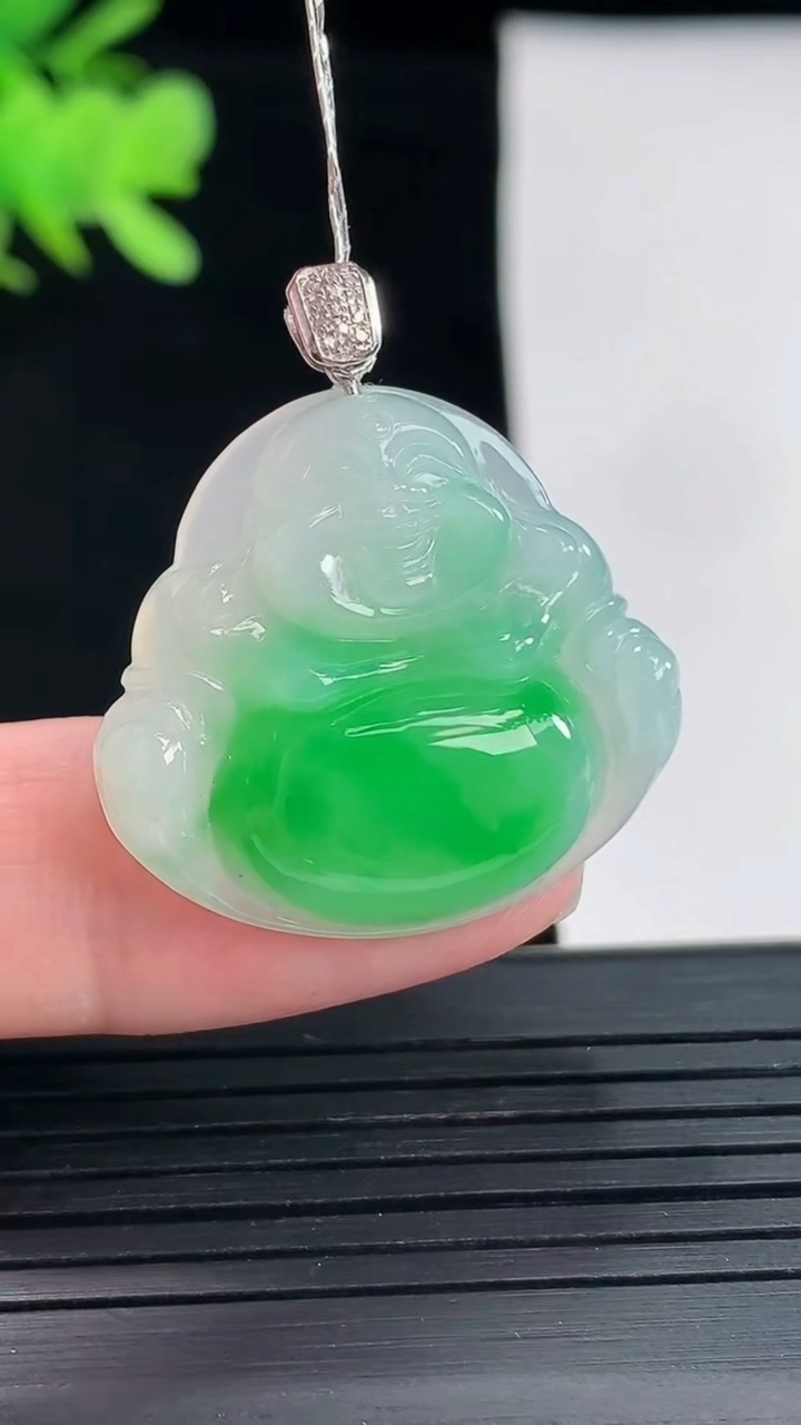 天然A货翡翠佛公吊坠，尺寸25-28-5.6重量:6.35g
4月26日