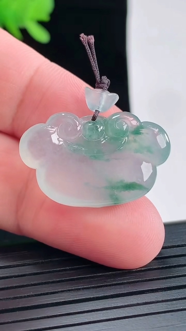 天然A货翡翠冰种飘花如意吊坠，尺寸28-17.6-5.5重量:5.99g
4月26日