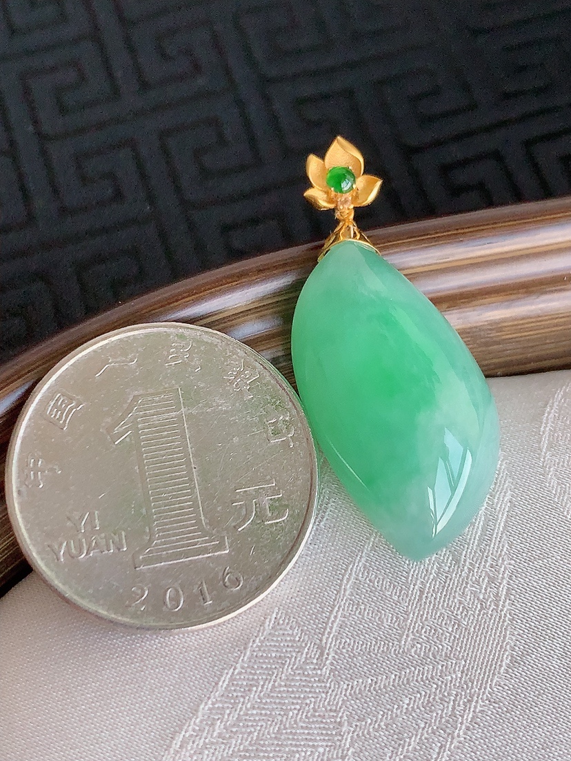 天然A货翡翠18K金镶嵌满绿随形吊坠 
尺寸35.8-27.5-14.5-9.6mm 重量7.03g 0425