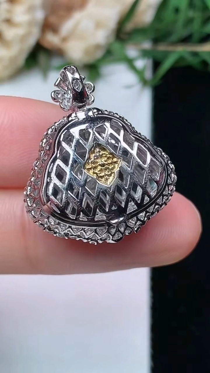 天然A货翡翠佛公吊坠，尺寸24.2-20.8-10.2，裸石12.9-18，重量:4.49g
4月26日