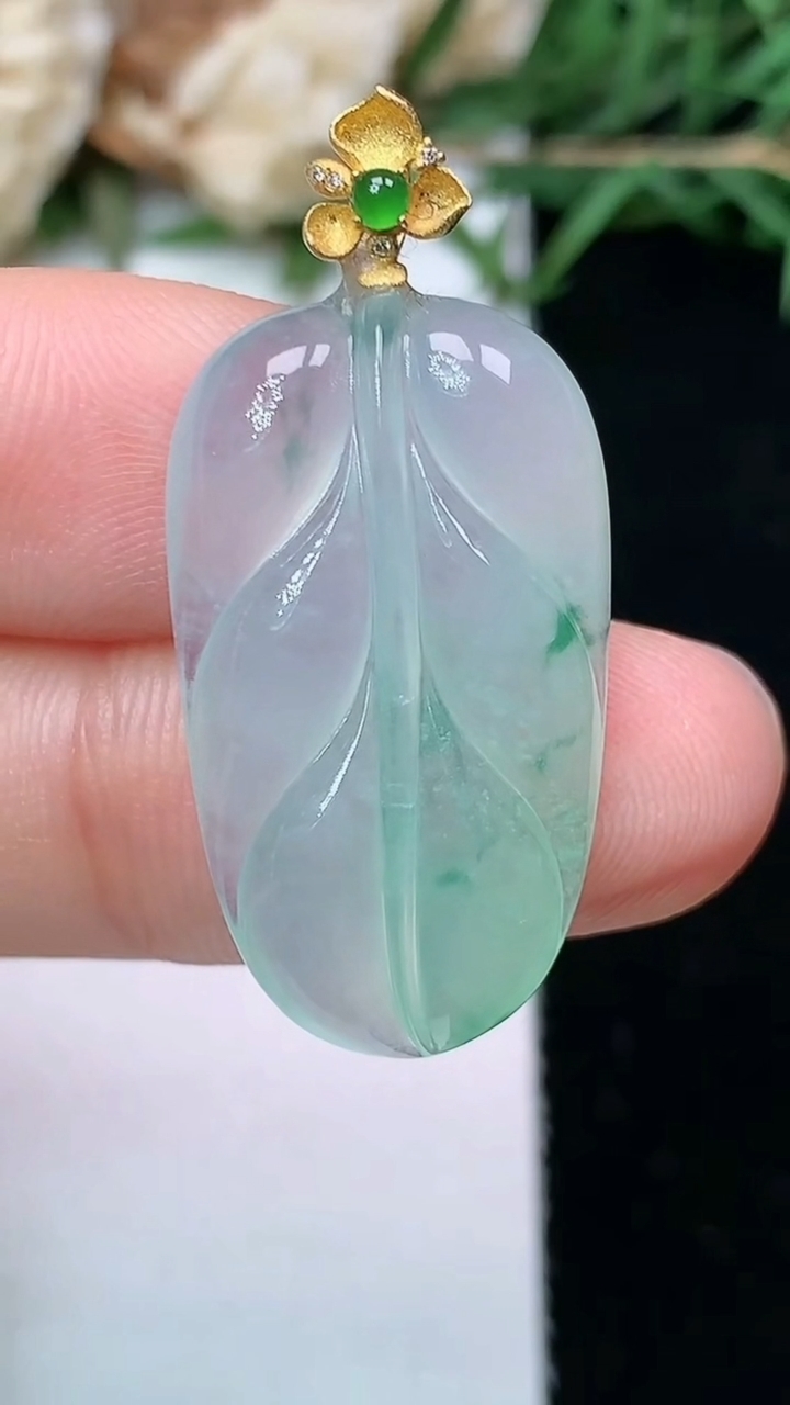 天然A货翡翠金枝玉叶 叶子吊坠，尺寸25.8-15.3-5.5，重量:4.55g
4月26日