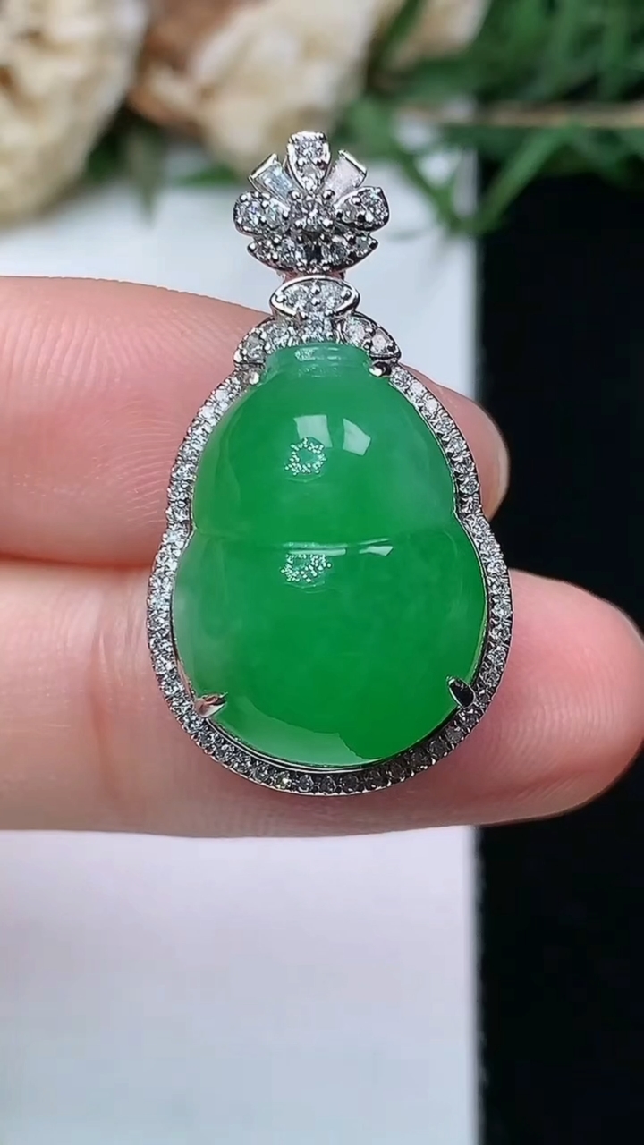 天然A货翡翠葫芦吊坠，尺寸28.2-15.5-11.3，裸石17.6-12.9，重量:5.62g
4