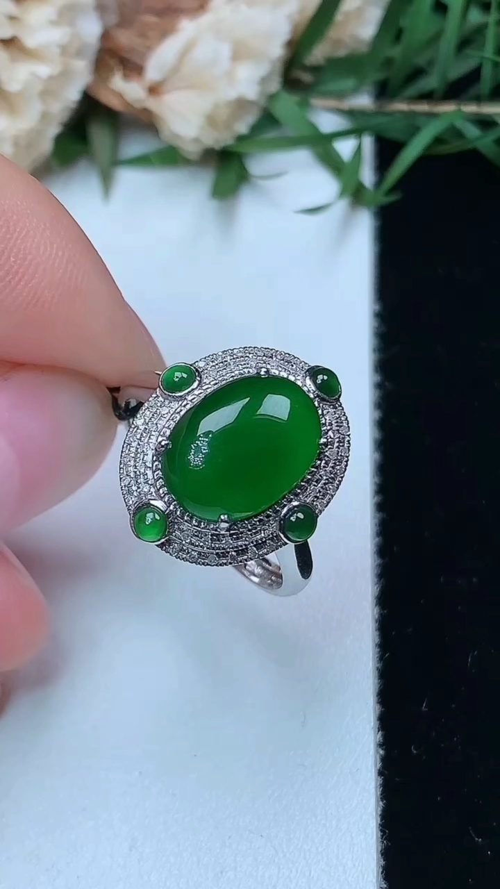 天然A货翡翠蛋面戒指，尺寸17.5-11.4-8.3，重量:3.00g2026年4月26日
工厂直销