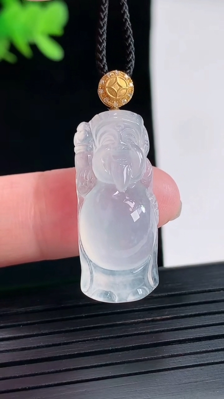 天然A货翡翠种白冰财神爷吊坠，尺寸30-12.5-9.2重量:6.48g
4月26日