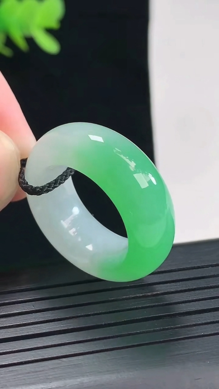 天然A货翡翠玉指环 戒指，尺寸17.8-9.5-5.5重量:10.08g2026年4月26日
工厂直销收藏佳品,种好水足，色泽均匀，有种有色，上手高大气！