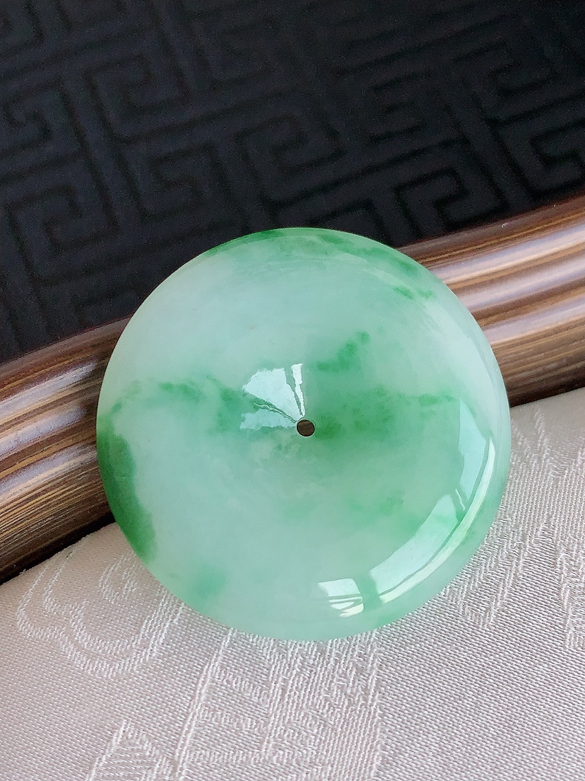 天然A货翡翠飘花平安扣吊坠 
尺寸31-5.8mm 重量11.99g 0425