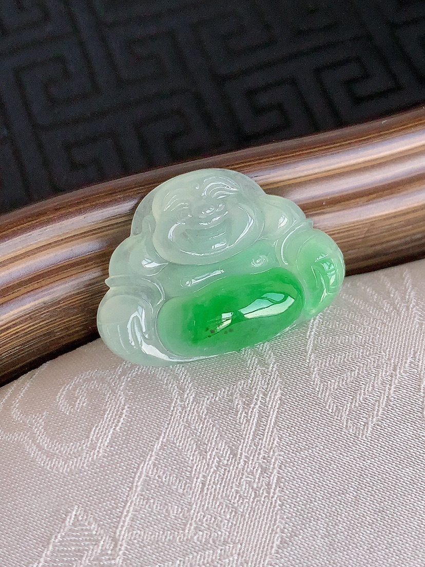 天然A货翡翠飘绿佛公镶嵌件 
尺寸18-25-5mm 重量3.93g 0425