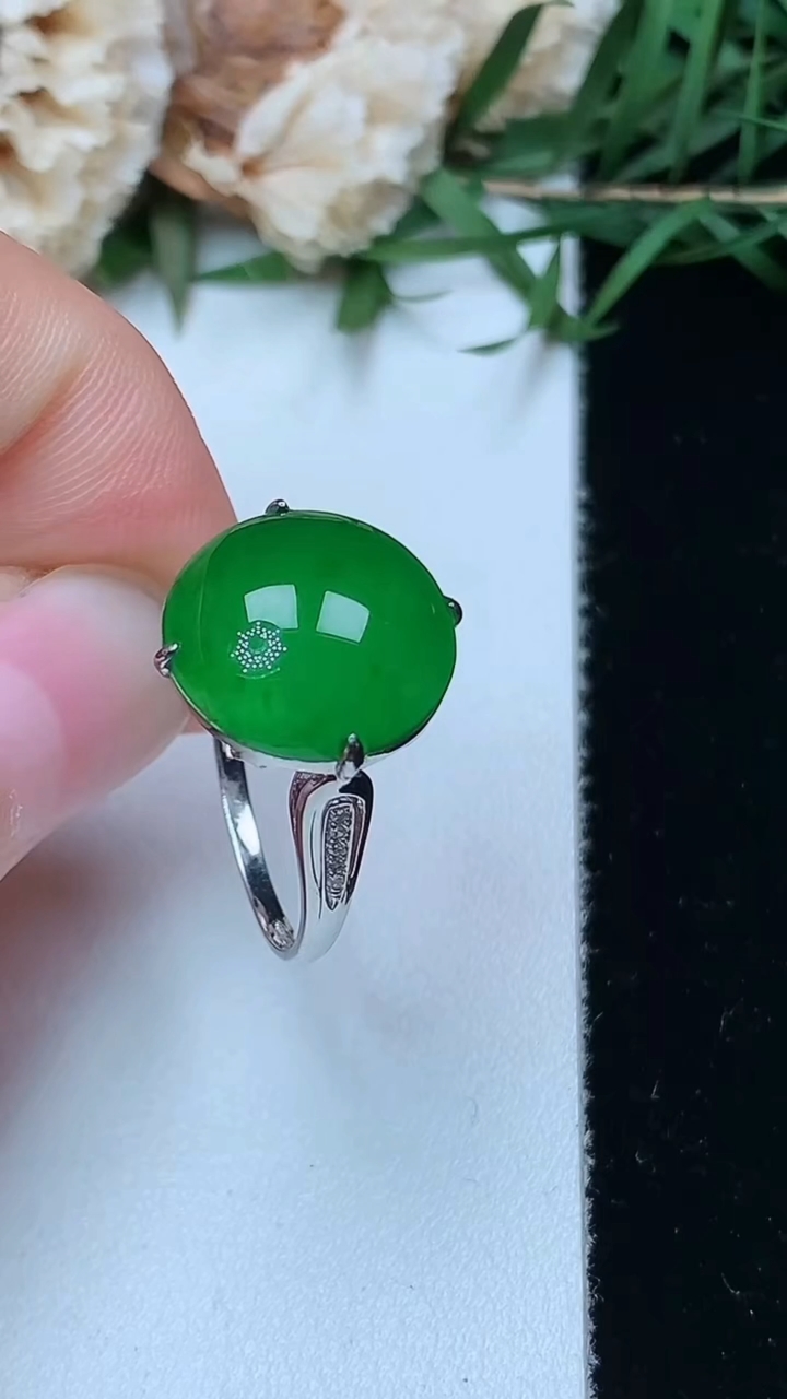 天然A货翡翠蛋面戒指，尺寸17-12-11.8，重量:2.33g2026年4月26日
工厂直销收藏佳品,种好水足，色泽均匀，有种有色，上手高大气！