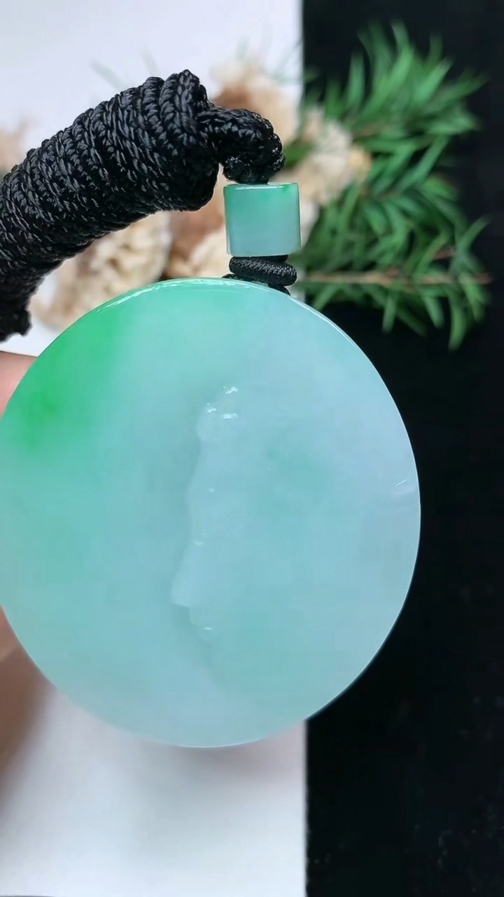 天然A货翡翠佛头吊坠，尺寸48.2-44.3-13，重量:75.64g
4月26日