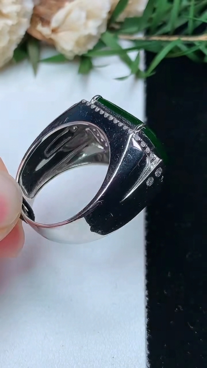 天然A货翡翠马鞍戒指，尺寸18.3-17.5-11.8，重量:7.25g2026年4月26日
工厂直销收藏佳品,种好水足，色泽均匀，有种有色，上手高大气！