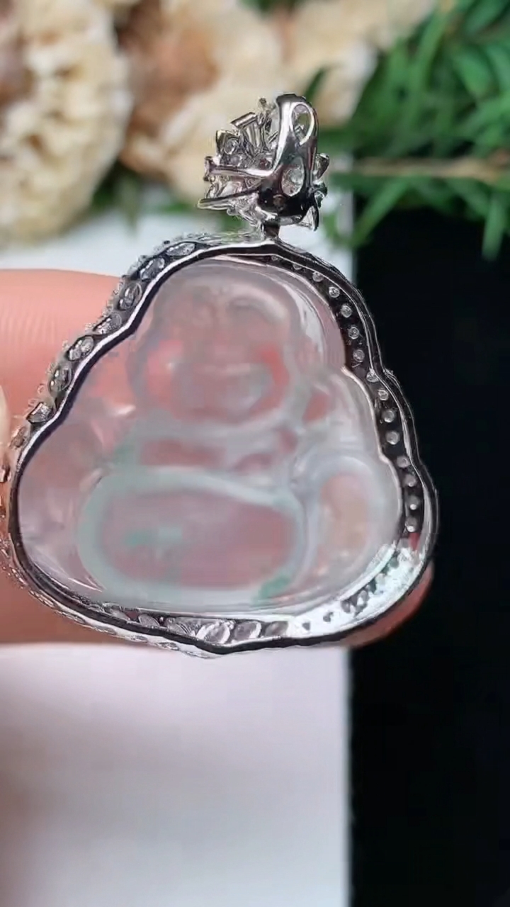 天然A货翡翠佛公吊坠，尺寸35.3-29.9-9.3，裸石22.6-26.5，重量:7.12g
4月26日