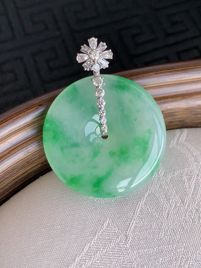 天然A货翡翠18K金伴钻镶嵌飘绿平安扣吊坠 
尺寸31.2-24.2-3.8mm 重量5.50g 0425