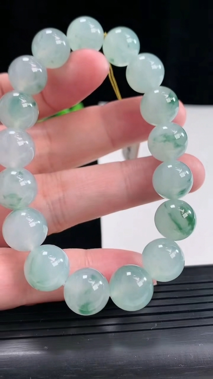 天然A货翡翠种飘花圆珠手串，尺寸12-17颗重量:50.47g4月27日
工厂直销收藏佳品,种好水足，色泽均匀，有种有色，上手高大气！