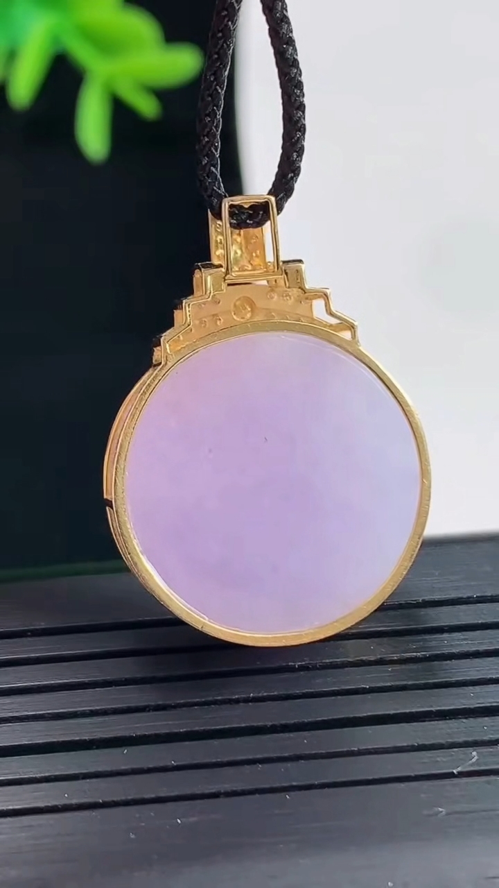 天然A货翡翠18k金紫罗兰无事牌吊坠，尺寸29-21-8，裸石20重量:9.98g
4月27日