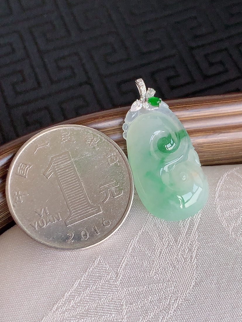 天然A货翡翠18K金镶嵌飘绿如意吊坠 
尺寸29.8-25-13.8-5.5mm 重量3.55g 0426