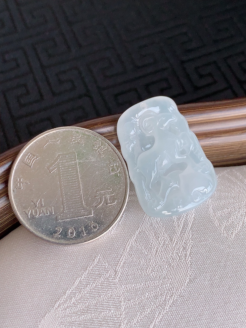 天然A货翡翠白冰白月光生肖羊吊坠 
尺寸25-17-5mm 重量5.00g 0426