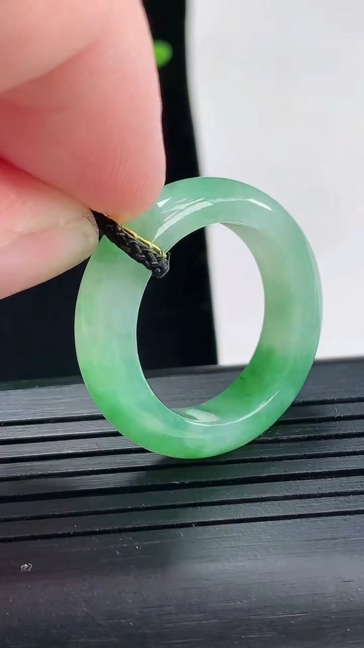 天然A货翡翠玉指环 戒指，尺寸19.6-7-4.2重量:6.37g2026年4月27日
工厂直销收藏佳品,种好水足，色泽均匀，有种有色，上手高大气！
