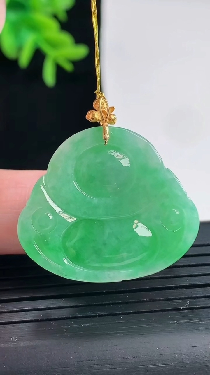天然A货翡翠佛公吊坠，尺寸25-30-5.8重量:7.06g
4月27日