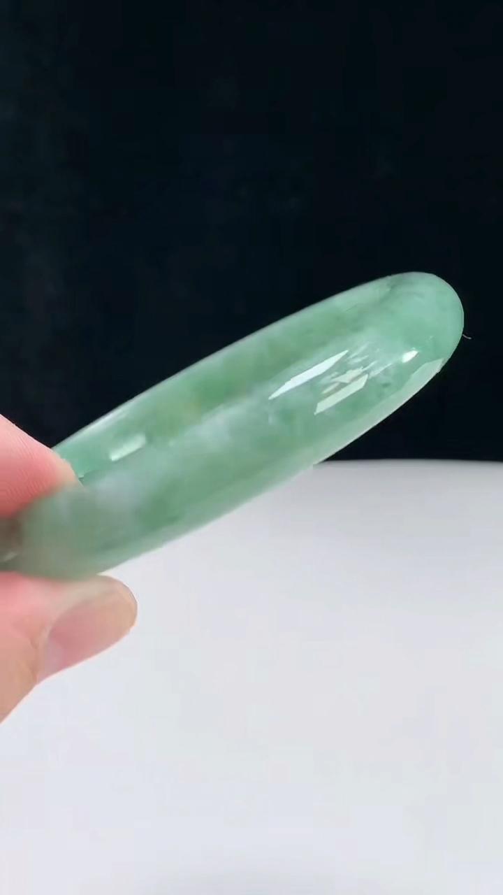 圈口66翡翠a货宽边大圈口手镯尺寸66-12.3-8.4重:66.27g2224月27日